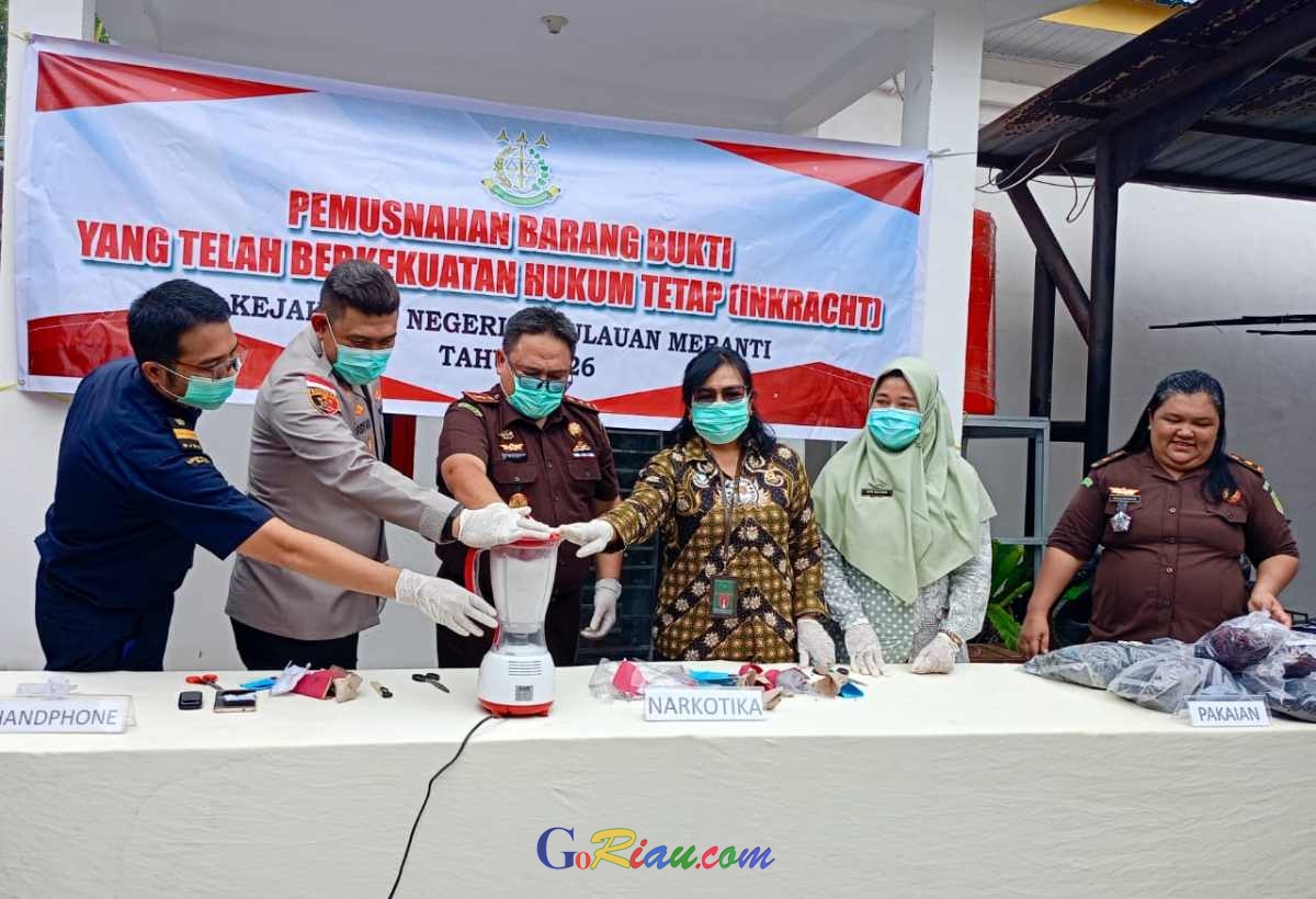Kejari Meranti Musnahkan Barang Bukti 12 Perkara, Dua Kontainer Rokok Ilegal Ikut Dimusnahkan
