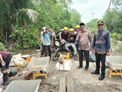 Kucurkan Rp2 Miliar Lebih, Pemkab Meranti Muluskan Akses Pelajar di Jalan Renak Dungun