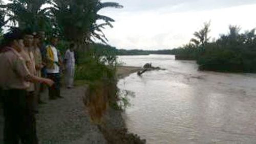 Abrasi di Kuntodarussalam Tiang Listrik Tumbang, 972 KK di Kota Intan Rohul Gelap Gulita
