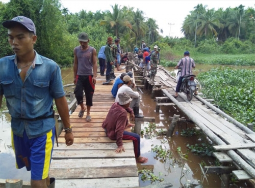 Mudahkan Akses dari Desa ke Kecamatan, Kodim 0314 Inhil Bangun Jembatan Kayu Keritang