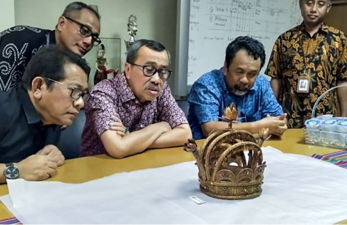 Baru Pertama Kali Melihat Penampakan Asli Mahkota Sultan Siak, Gubernur Riau Terkagum-kagum