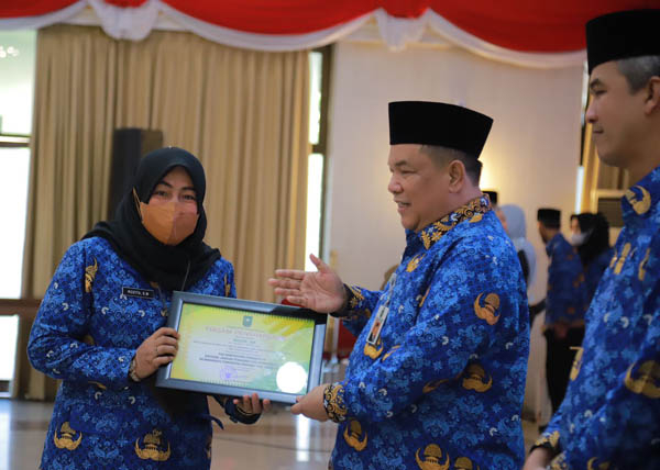 Ketua Perhumas Pekanbaru Raih Penghargaan Pejabat Berprestasi dari Gubernur Riau