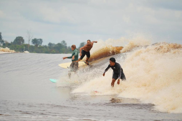 Ini Keajaiban Ombak Bono yang Diminati Peselancar Dunia