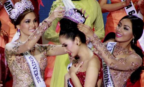Gadis Cerdas nan Jago Main Piano Itu Terpilih Jadi Putri Indonesia 2014