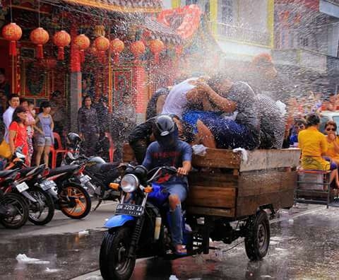 Iven Cian Cui, Perang Air Berkeliling Kota Selatpanjang Menggunakan Becak Motor saat Perayaan Imlek