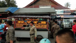 Aparat Diskes Kota Padang Gerebek Kios Sate Daging Babi