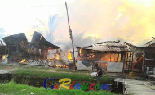 Buntut Pengeroyokan Maut, 3 Kafe Tenda Biru di Jalan Siak II Dibakar Segerombolan OTK
