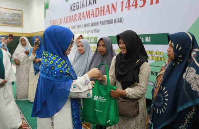 PW-BKMT Riau Salurkan 75 Paket Bahagia