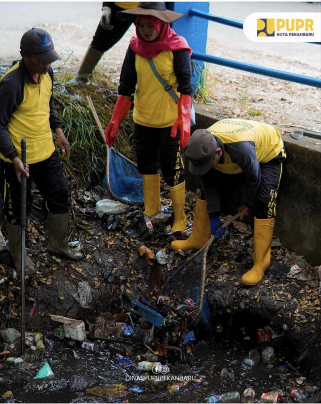 Pasukan Kuning PUPR Pekanbaru Bersihkan Drainase di Jalan Cipta Karya