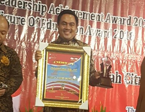 Muhammad Amin Terima Penghargaan Indonesian Top Leadership Achievement Award 2018