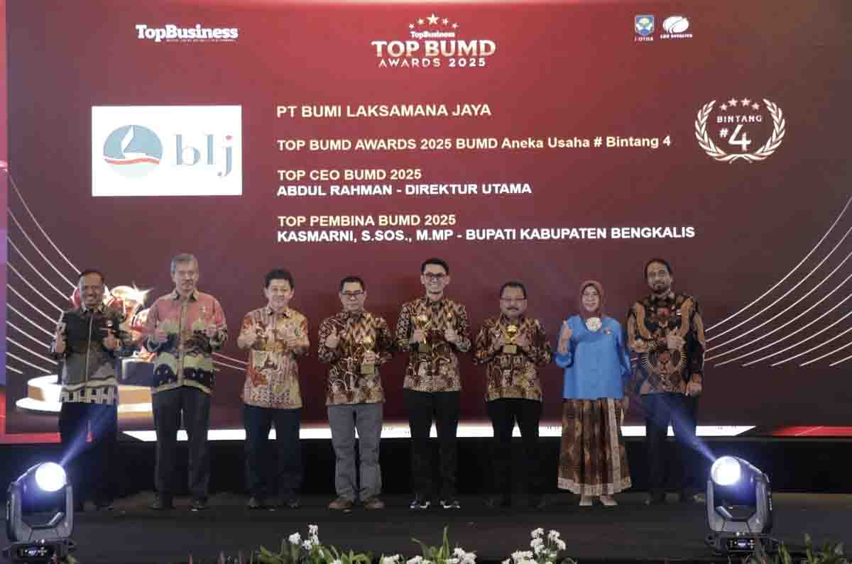 Bupati Bengkalis Terima Top BUMD Award