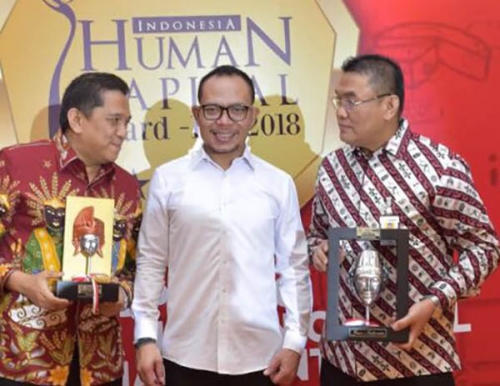 Menaker RI Serahkan Award IHCA IV 2018 untuk Duo Irvandi Asal Riau