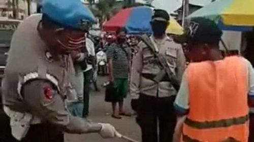 Pukul Pantat Warga Tak Pakai Masker dengan Rotan di Pasar, 8 Polisi Diamankan