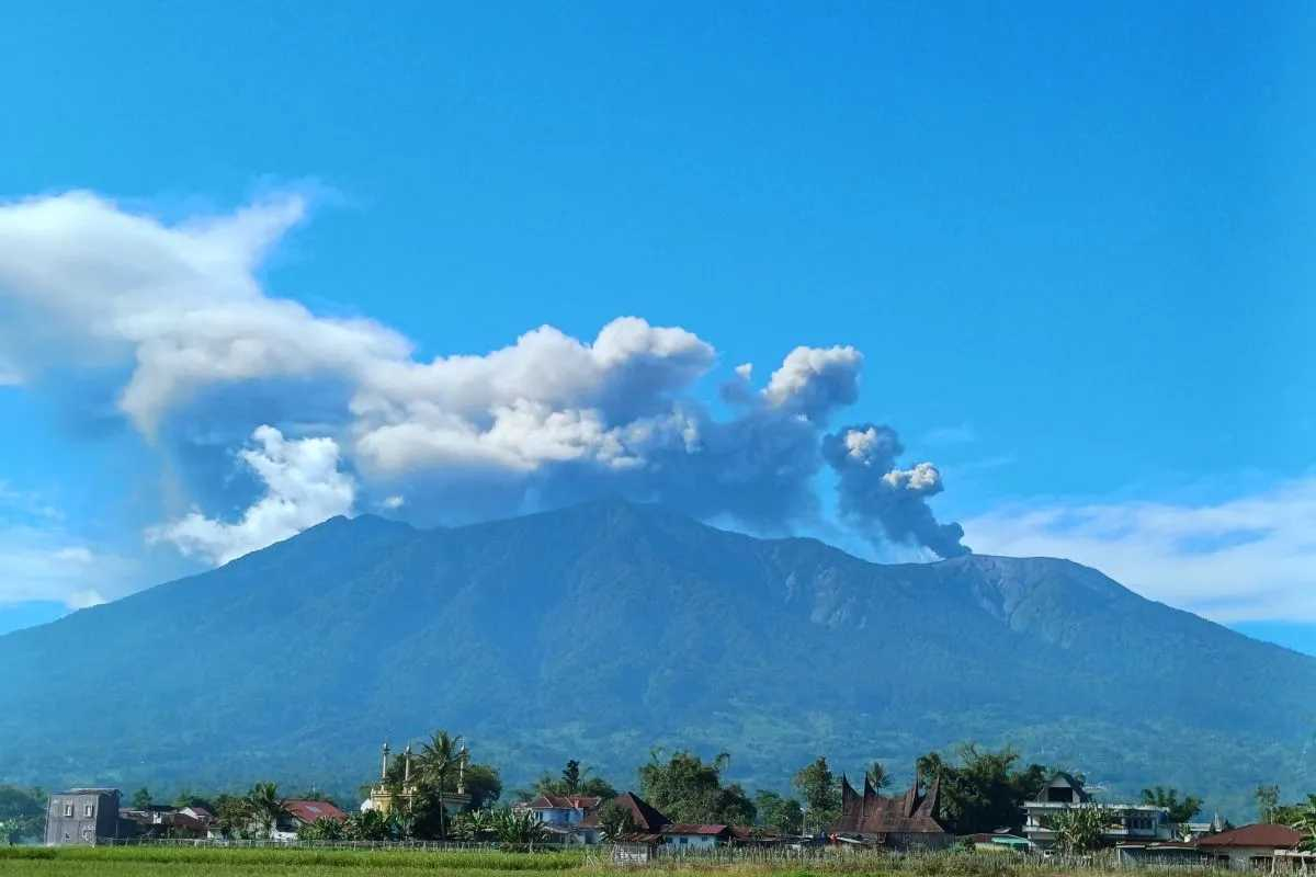 Semburkan Abu Vulkanik 2000 Meter, Gunung Marapi Berstatus Waspada Level II