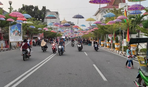 1.000 Payung Hias di Depan Mess Pemda Rohil Dijahili OTK