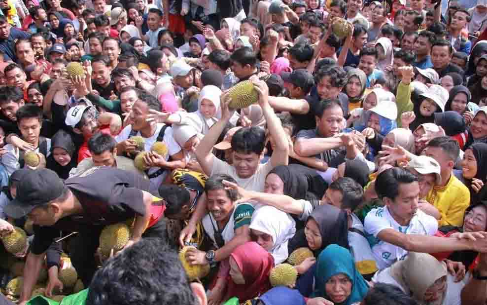 Ratusan Ribu Warga Padati Jalan Sudirman Nikmati Festival Talam Durian 1,1 Kilometer