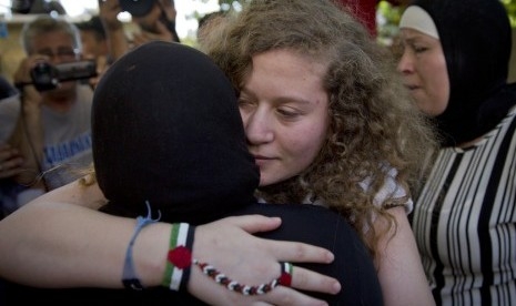 Gadis Remaja yang Tampar dan Tendang Wajah Tentara Israel Dibebaskan Setelah Lebih 5 Bulan Dipenjara