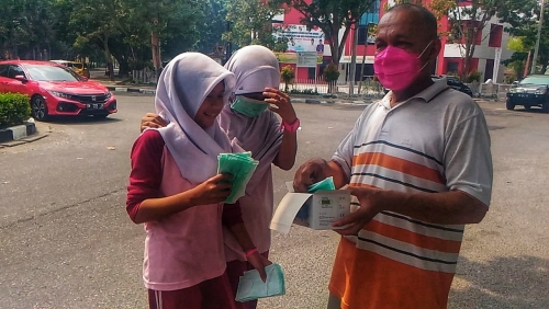Antisipasi Masyarakat Tepapar Asap, Diskes Riau Bagi-bagi Masker