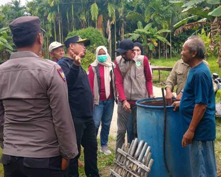 Larvasidasi Massal Digelar di Tasik Putri Puyu, Camat Zainal Ajak Warga Bersatu Cegah DBD