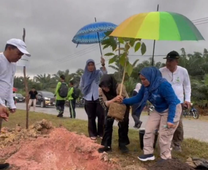 GoRiau Pemkab Siak Tanam 5.050 Pohon di Jalan Siak-Dayun, Tiap Tanaman Bakal Disertifikasi