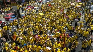 GoRiau Usai Salat Subuh Berjamaah, Puluhan Ribu Demonstran Lanjutkan Aksi Gulingkan PM Najib