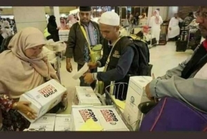 GoRiau Air Zamzam Berstiker #2019GantiPresiden Ternyata Dibagikan ke Jamaah Furodah