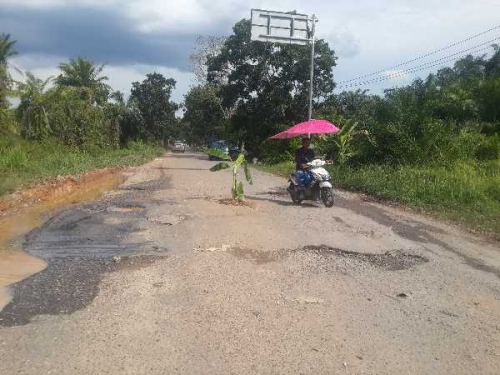 Supaya tak Terjadi Kecelakaan, Jalan di Parit Baru Rohil Ditepuk Tepung Tawar