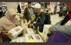 GoRiau Beredar Foto Pembagian Air Zamzam Berlogo #2019GantiPresiden, Begini Kata Kemenag