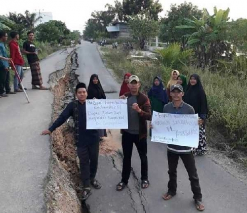Jalan Terbelah, Warga Bangko Kiri Demo di Lokasi