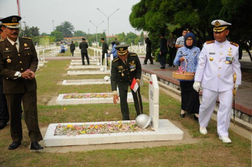 Kasrem 031/WB Pimpin Ziarah di Makam Pahlawan Kesuma Dharma