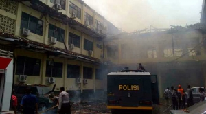 GoRiau Markas Polda Terbakar, Polisi dan PNS Berhamburan