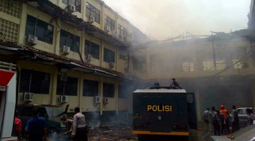 Markas Polda Terbakar, Polisi dan PNS Berhamburan