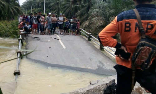 Akibat Banjir, Dua Jembatan di Kabupaten Pelalawan Putus