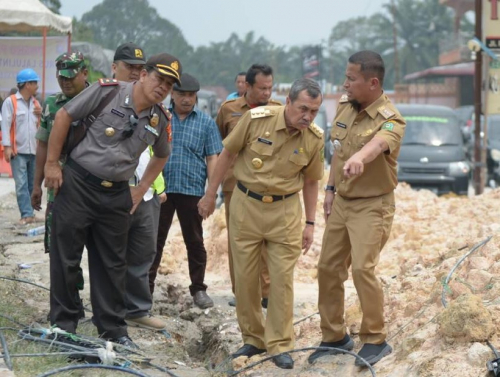 Gubri Syamsuar Tinjau Jalan Nasional Kilometer 70 Kandis - Duri yang Runtuh: Ambil Langkah Cepat Perbaikan