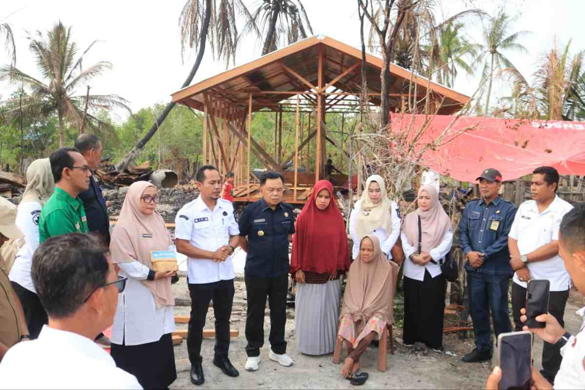 Bupati Asmar Serahkan Donasi Rp61,5 Juta untuk Guru Korban Kebakaran di Meranti