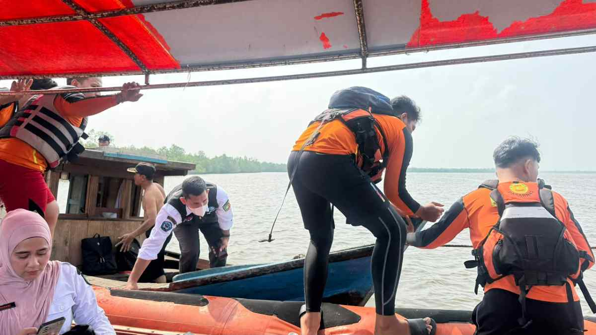 Kapal Mendadak Lumpuh di Perairan Meranti, Enam Penumpang Dievakuasi Tim SAR