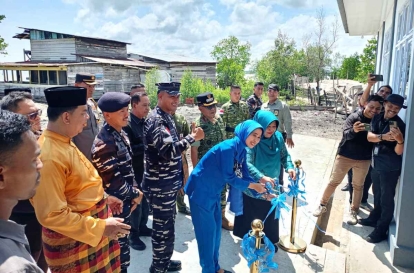 Danlanal Dumai Resmikan Dapur Posal Selatpanjang, Salurkan Puluhan Paket Sembako dan Tebar 5.000 Benih Ikan