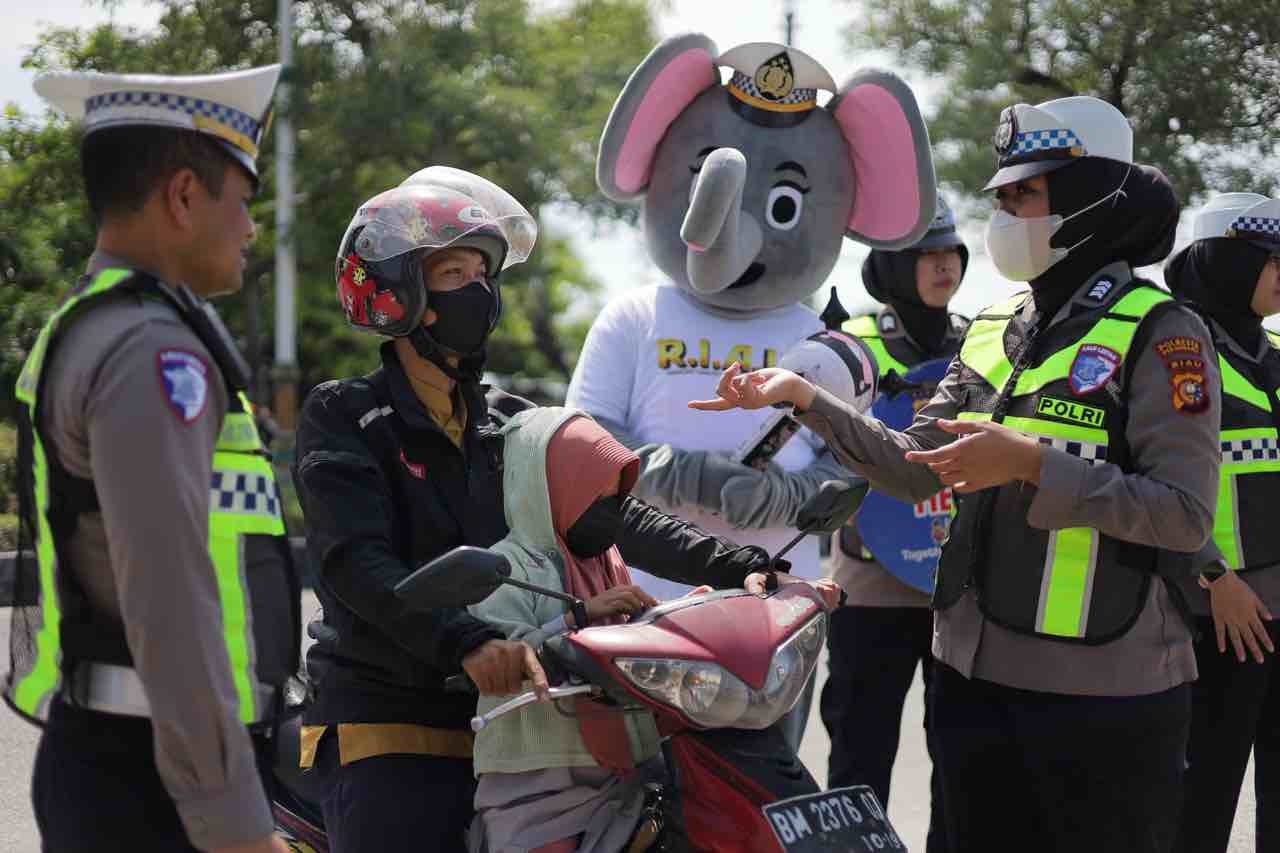 Operasi Patuh Polresta Pekanbaru, Pengendara Taat Dapat Cokelat dari Badut Gajah dan Pelanggar Ditilang