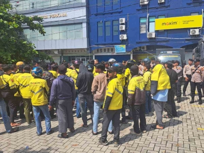 Tolak Program Berbayar, Puluhan Pengemudi Segel Kantor Maxim Pekanbaru