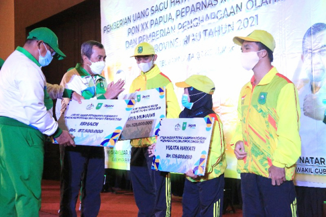 Gubernur Riau Serahkan Bonus Atlet Peparnas Peraih Medali