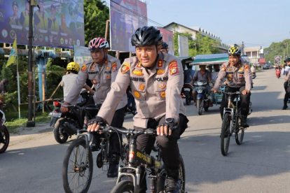 Kapolres Andi Yul Patroli Bersepeda Sapa Masyarakat dan Dengarkan Keluh Kesah Pedagang
