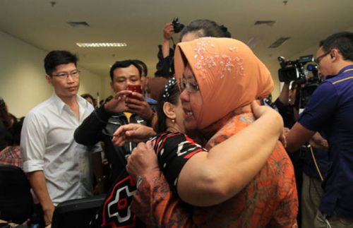 QZ 8501 Ditemukan, Sebagian Keluarga Pingsan, Tri Risma Larut dalam Kesedihan