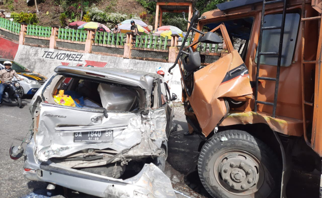 10 Mobil Tabrakan Beruntun di Lembah Anai, 1 Bus Terlempar ke Sungai