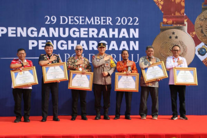 GoRiau Kepala Kanwil Kemenkumham Riau Terima Penghargaan dari Kapolda