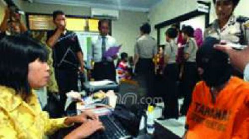 Masukkan Lelaki Baru Dikenalnya ke Kamar Malam Hari Melalui Jendela, Gadis Usia 14 Tahun Diperkosa dan Dipergoki Ibunya