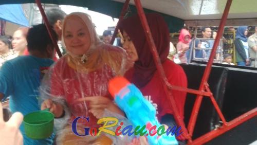Istri Gubernur Riau Basah Kuyup, Festival Cian Cui Makin Ramai