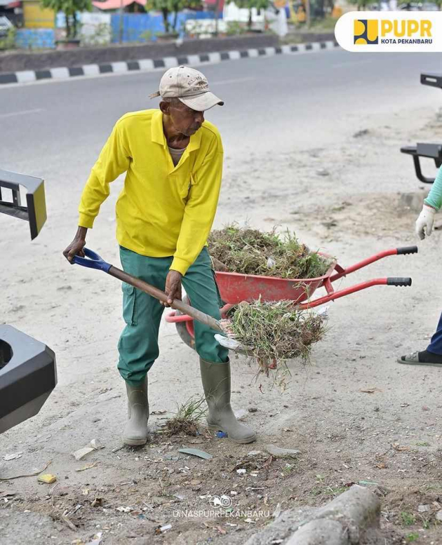Dipenuhi Sampah, Pasukan Kuning PUPR Pekanbaru Bersihkan Drainase di Jalan Tuanku Tambusai