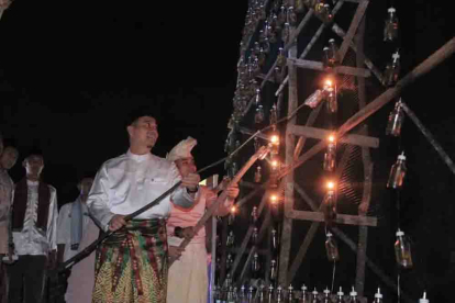 GoRiau Wawako Markarius Anwar Nyalakan Semangat Lailatul Qadar di Festival Lampu Colok Bukit Raya