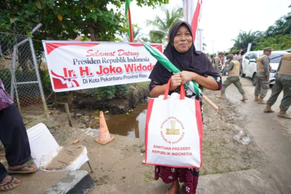 Warga Tenayan Raya Sumringah Dapat Sembako dari Presiden Jokowi