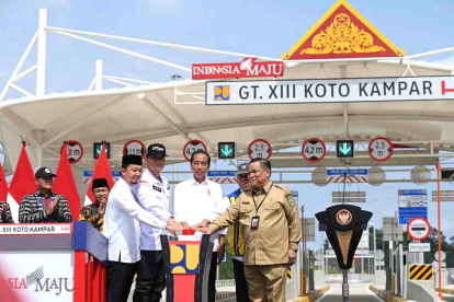 Sampai di Riau, Presiden Jokowi Resmikan Tol Bangkinang - XIII Koto Kampar